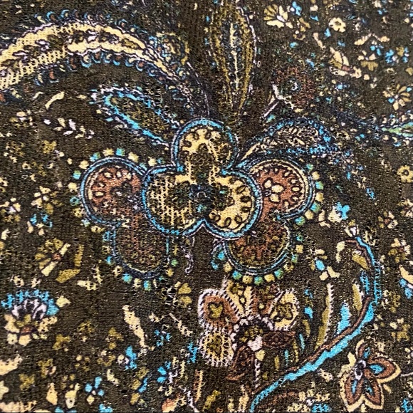 Woman’s size 6 paisley blouse - long sleeves with small ruffle at cuffs. - Picture 6 of 6